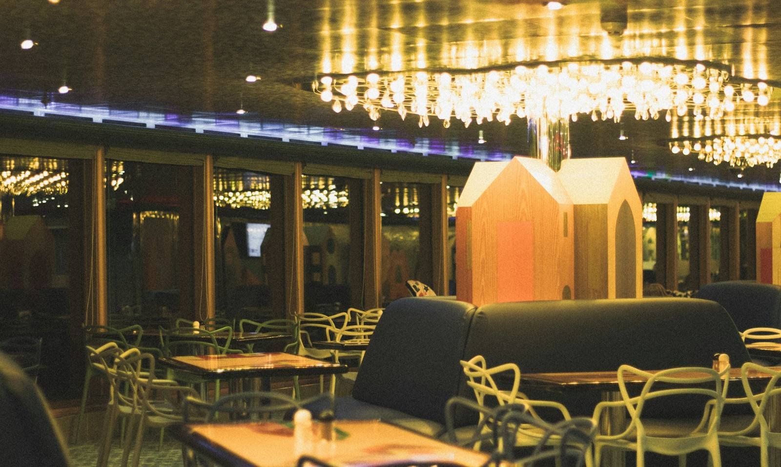 Interior de restaurante con ambiente cálido